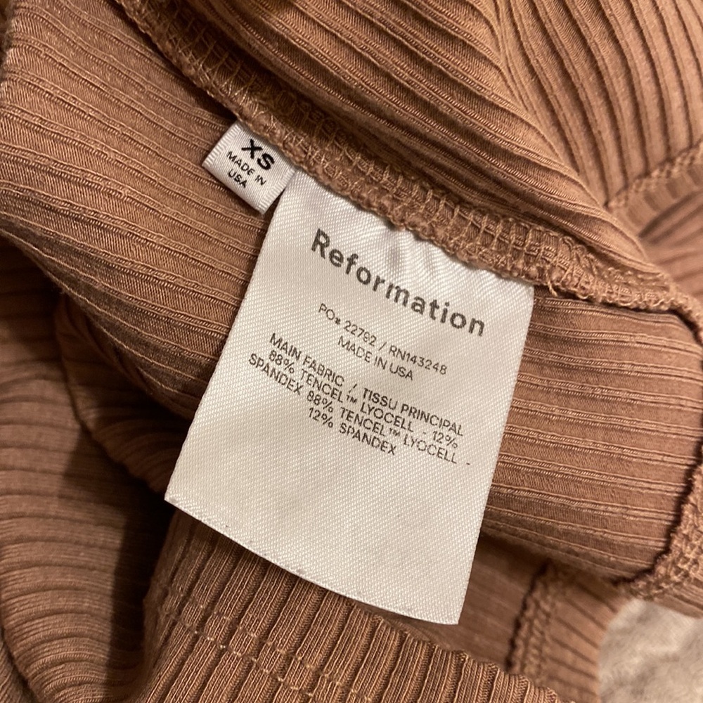 Reformation Ribbed Square-Neck Crop Tank in Warm Brown. Size XS - Picture 6 of 7